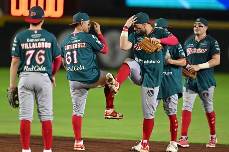 Diablos Rojos del México celebran su victoria 50 de la temporada ante Tigres de Quintana Roo
