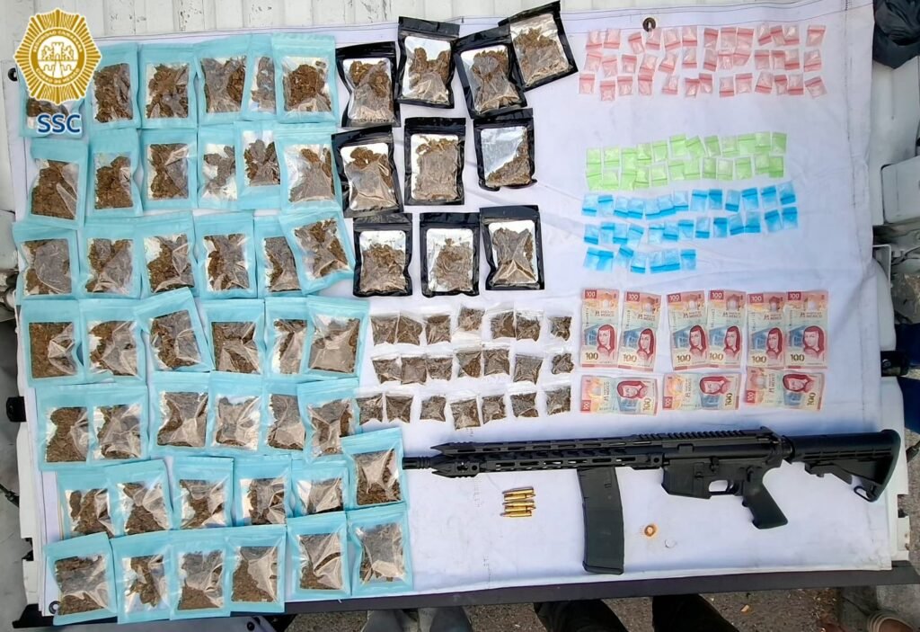 Detenido en Gustavo A. Madero durante operativo de la SSC con más de 140 dosis de aparente droga y un arma de fuego.