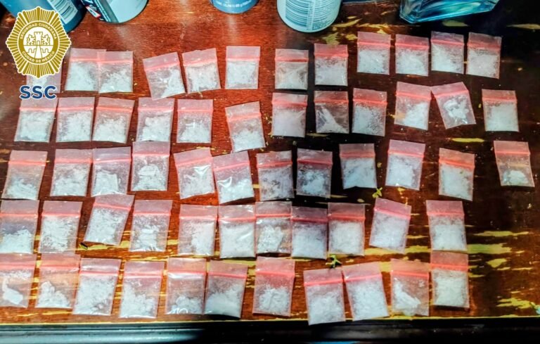 Cateo en Iztapalapa realizado por autoridades de la SSC y FGJ donde fueron aseguradas dosis de aparente droga, un arma de fuego y cartuchos útiles.