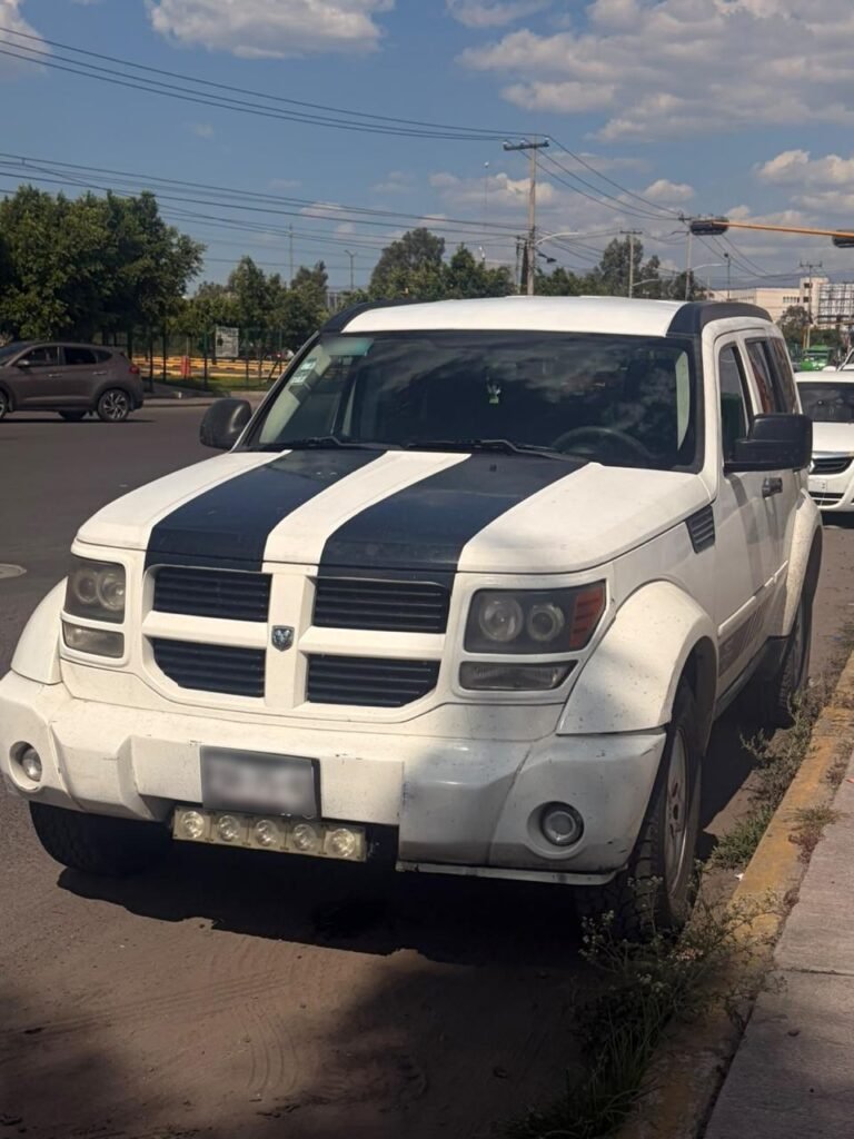 Elementos de seguridad estatal y capitalina durante un operativo de recuperación vehicular en los límites entre Estado de México y Ciudad de México.