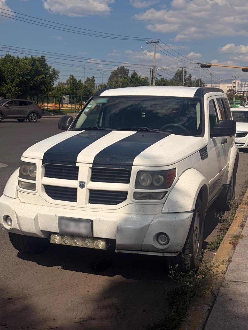 Elementos de seguridad estatal y capitalina durante un operativo de recuperación vehicular en los límites entre Estado de México y Ciudad de México.