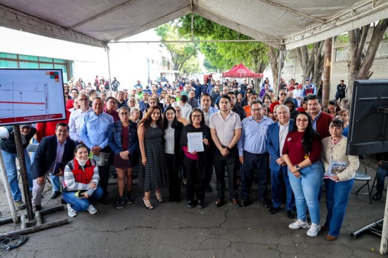 Rehabilitación de la calle Maíz en Iztapalapa mediante acuerdo entre gobierno, empresas y vecinos para mejorar vialidad y alumbrado