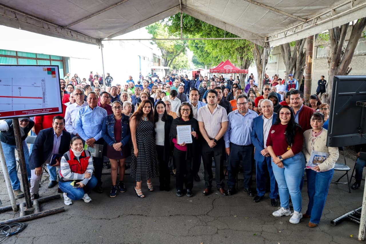 Rehabilitación de la calle Maíz en Iztapalapa mediante acuerdo entre gobierno, empresas y vecinos para mejorar vialidad y alumbrado