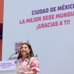 reconoce clara brugada a servidores publicos en el zocalo capitalino