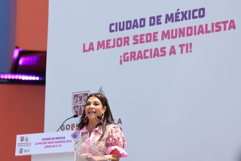 reconoce clara brugada a servidores publicos en el zocalo capitalino
