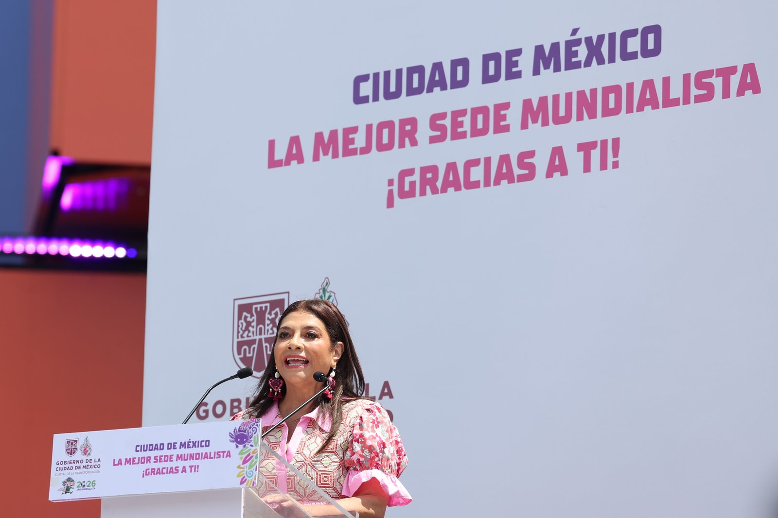 reconoce clara brugada a servidores publicos en el zocalo capitalino