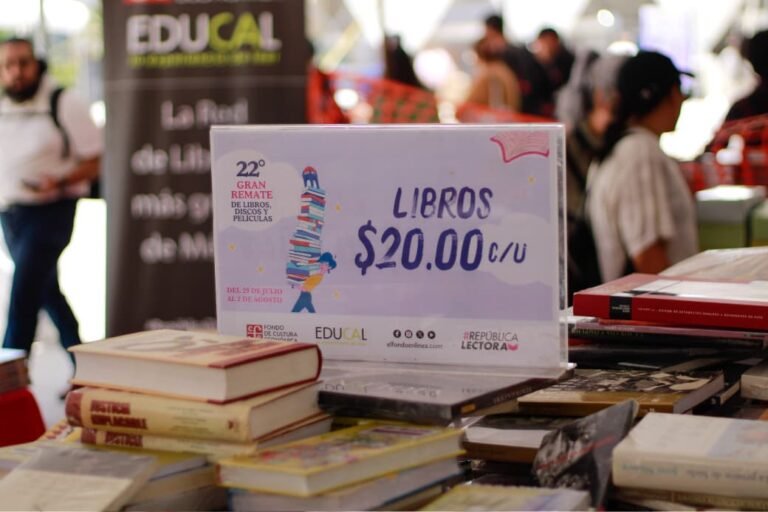 Gran Remate de Libros, Discos y Películas en el Monumento a la Revolución con cientos de visitantes buscando libros y material cultural a bajo costo.