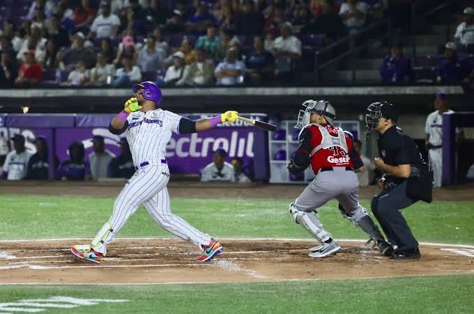 Conspiradores vs Piratas durante juego de la Liga Mexicana de Beisbol en Campeche