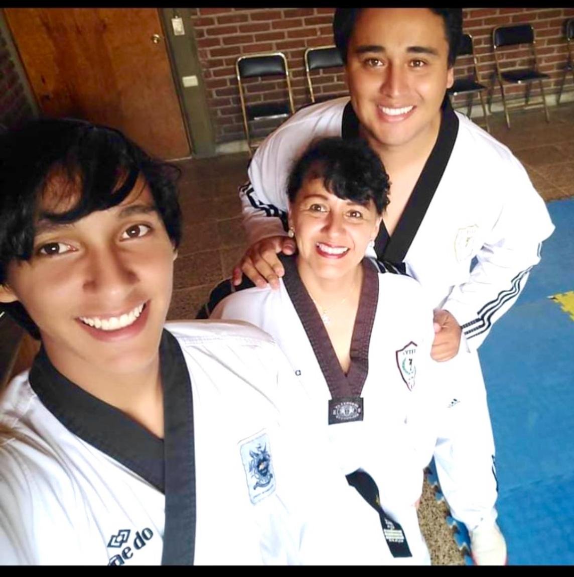 Diana Patricia Salazar Soto durante una sesión de entrenamiento de Taekwondo inspirando a nuevas generaciones mediante el deporte.