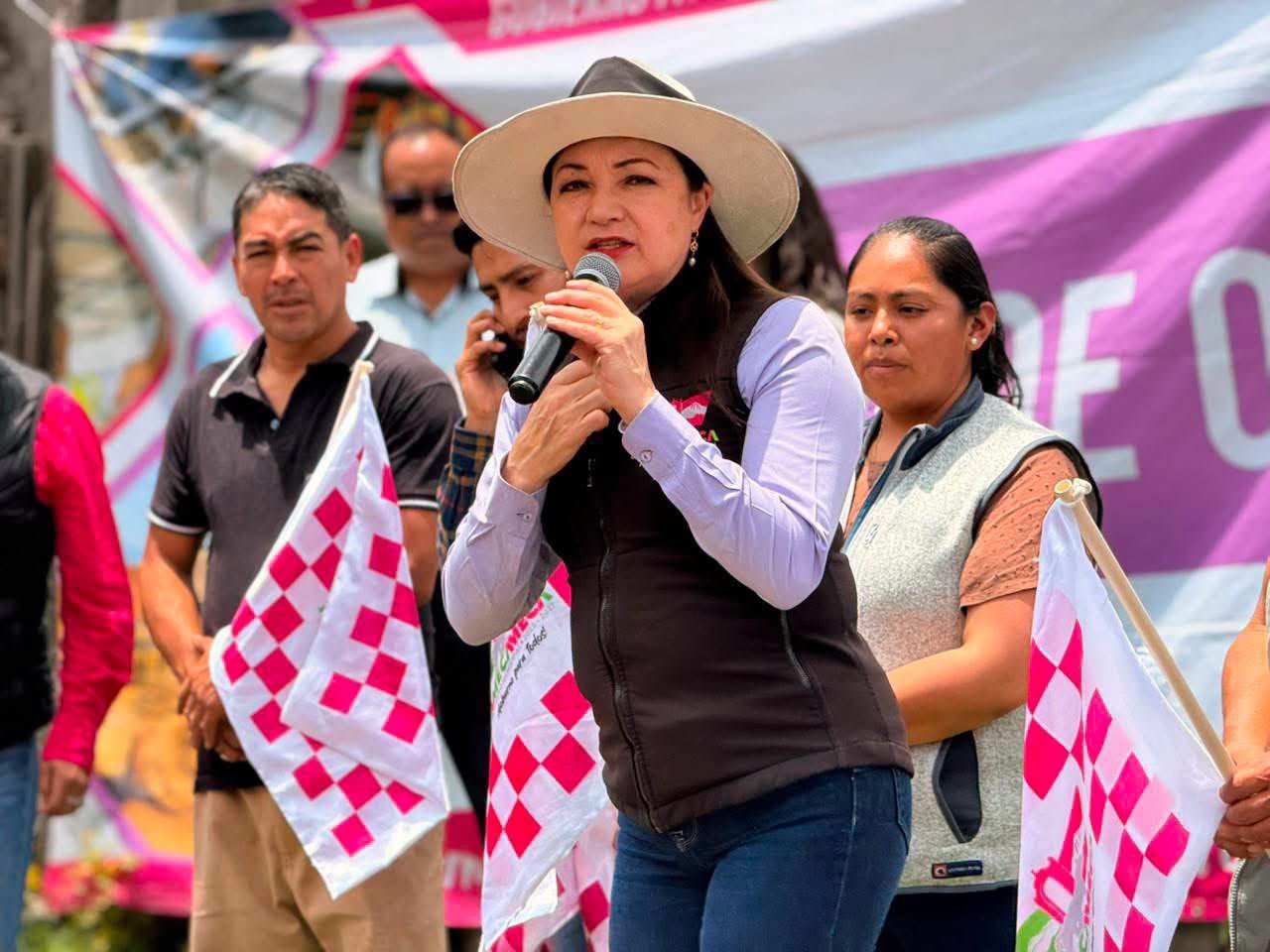 Pavimentación en Santa Isabel Chalma iniciada por la alcaldesa Ivette Topete García en Camino Real, Amecameca