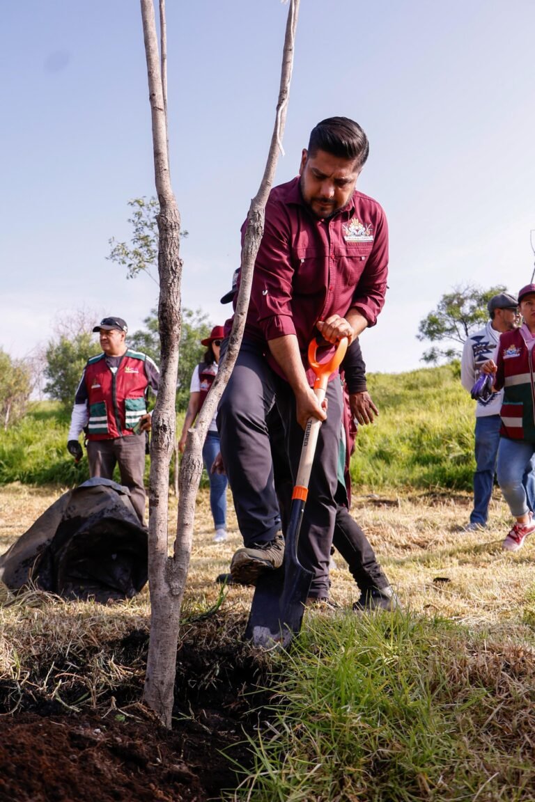 Jornada Nacional de Reforestación en Nezahualcóyotl con la participación de ciudadanos sembrando árboles en el Deportivo Ciudad Jardín