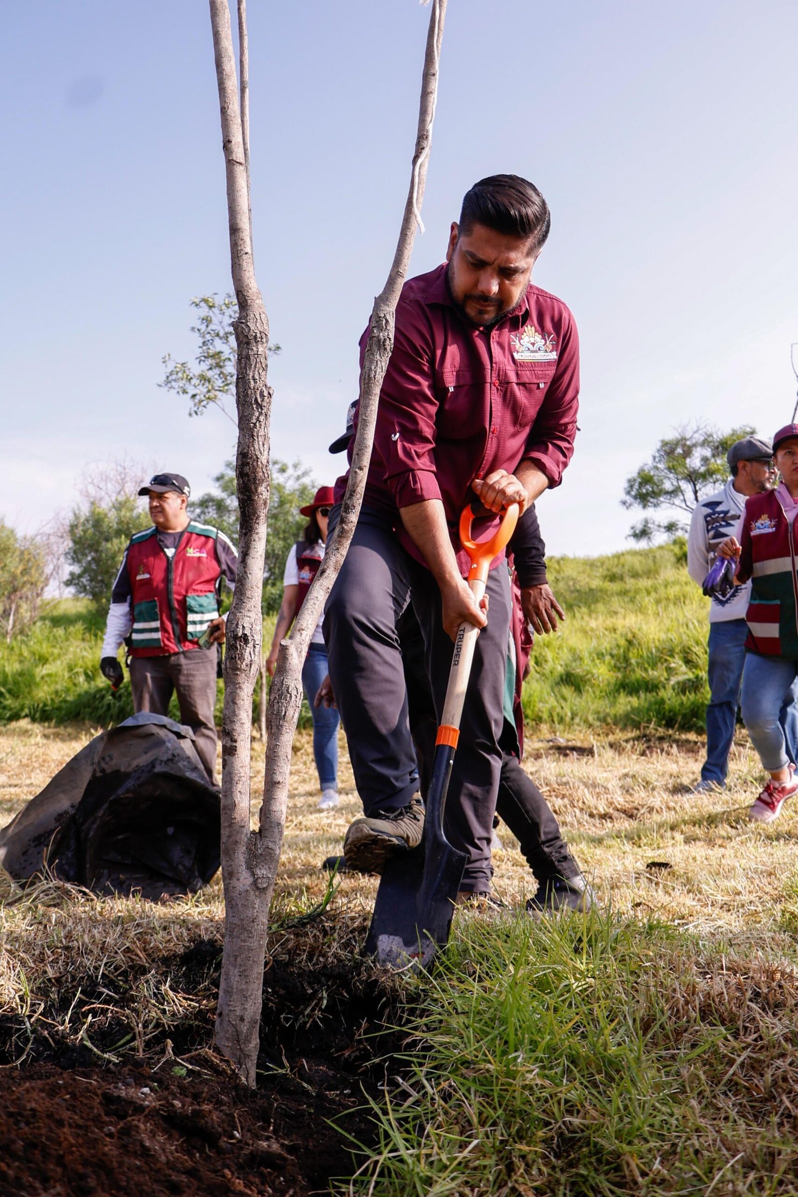 Jornada Nacional de Reforestación en Nezahualcóyotl con la participación de ciudadanos sembrando árboles en el Deportivo Ciudad Jardín