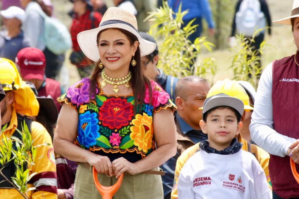 Jornada Nacional de Reforestación en Ciudad de México con la plantación de árboles en la Sierra de Santa Catarina encabezada por Clara Brugada