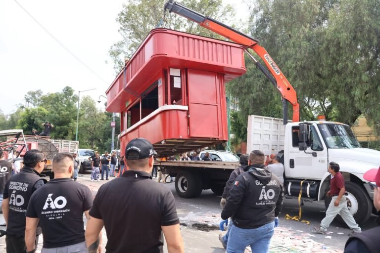 Liberación de la vía pública en Boulevard de la Luz mediante retiro de kioscos en Jardines del Pedregal
