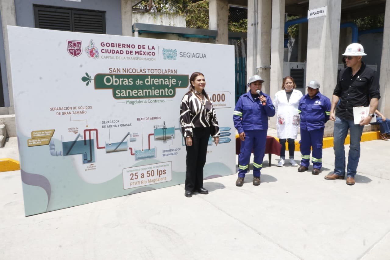 Clara Brugada y autoridades de SEGIAGUA supervisando las obras hidráulicas y de captación pluvial en Lomas Quebradas, Magdalena Contreras.