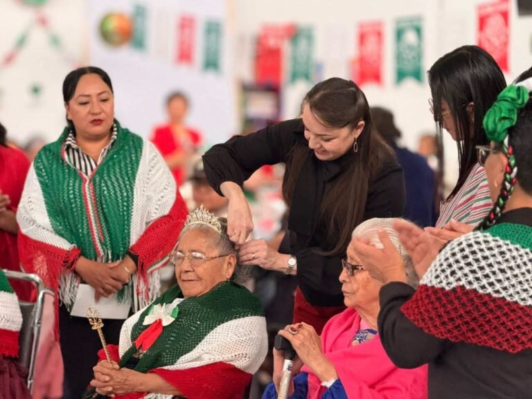 Coronación de reinas de las Fiestas Patrias en Amecameca con participación de adultos mayores