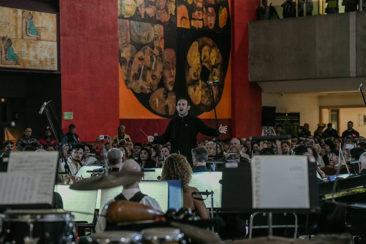 Orquesta Filarmónica de la Ciudad de México durante concierto mexicano en San Lázaro