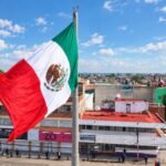 Izamiento de la Bandera Nacional en Iztapalapa durante ceremonia cívica en el Jardín Cuitláhuac