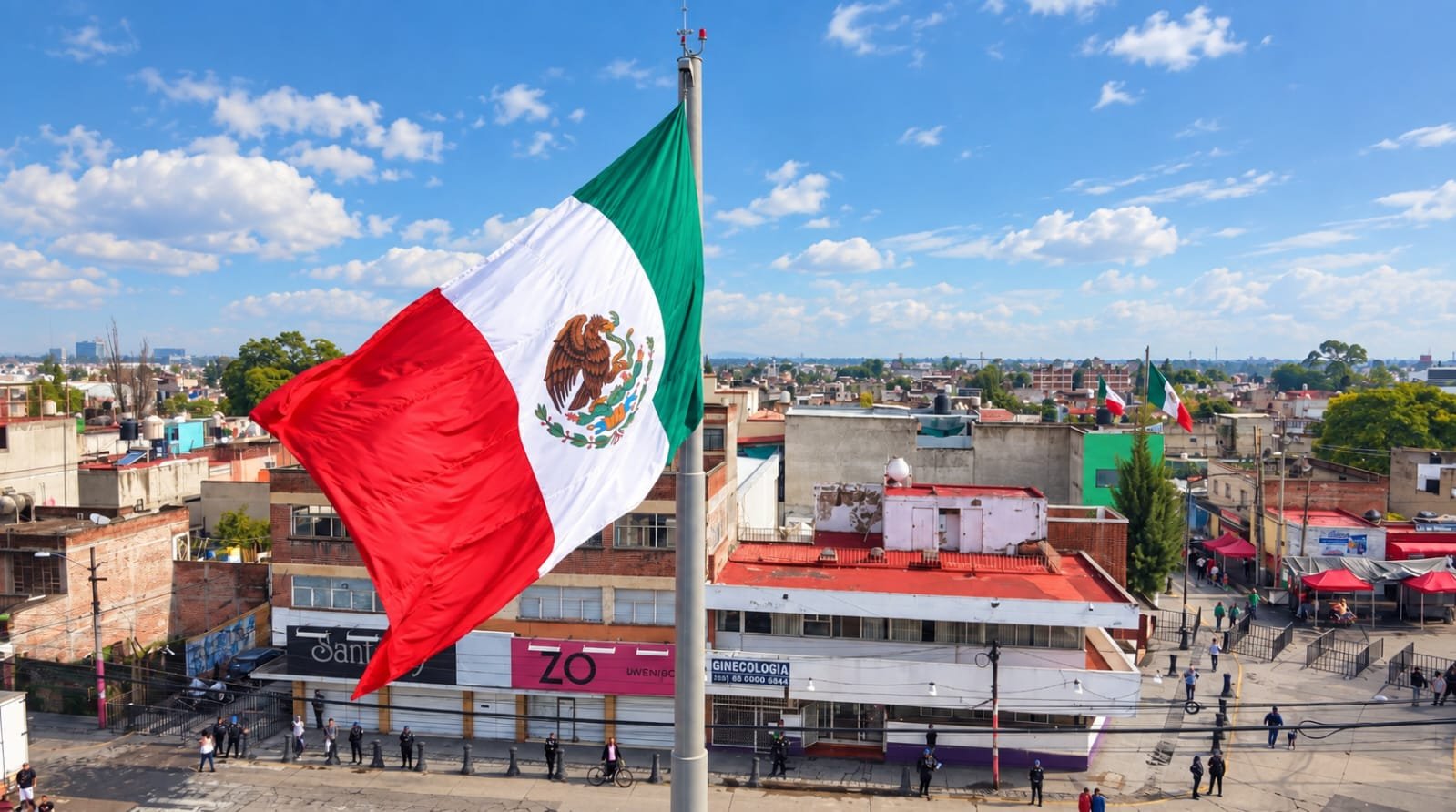 Izamiento de la Bandera Nacional en Iztapalapa durante ceremonia cívica en el Jardín Cuitláhuac