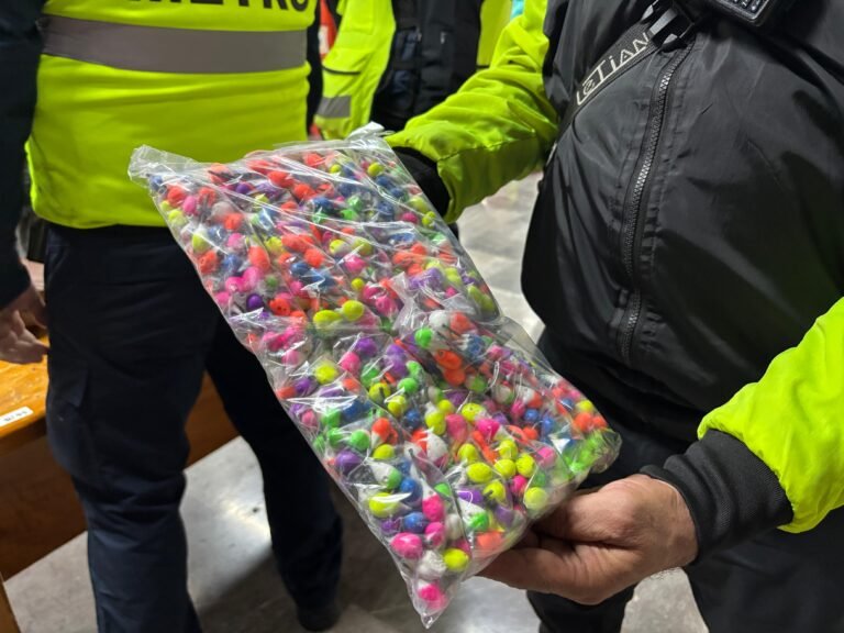 Pirotecnia asegurada en el Metro CDMX durante operativo de seguridad por fiestas patrias