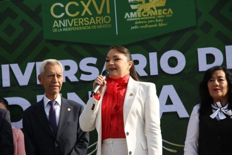 Desfile de Independencia en Amecameca durante la conmemoración del aniversario de la Independencia de México