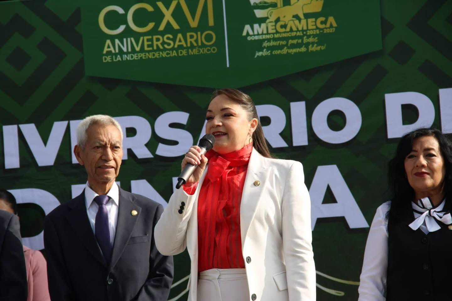 Desfile de Independencia en Amecameca durante la conmemoración del aniversario de la Independencia de México