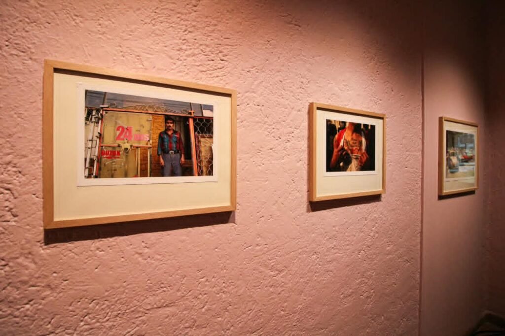 Realidad Infinita de Mark Powell en el Museo Archivo de la Fotografía con escenas urbanas de la Ciudad de México