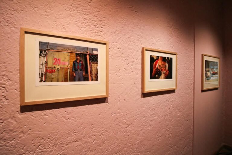 Realidad Infinita de Mark Powell en el Museo Archivo de la Fotografía con escenas urbanas de la Ciudad de México