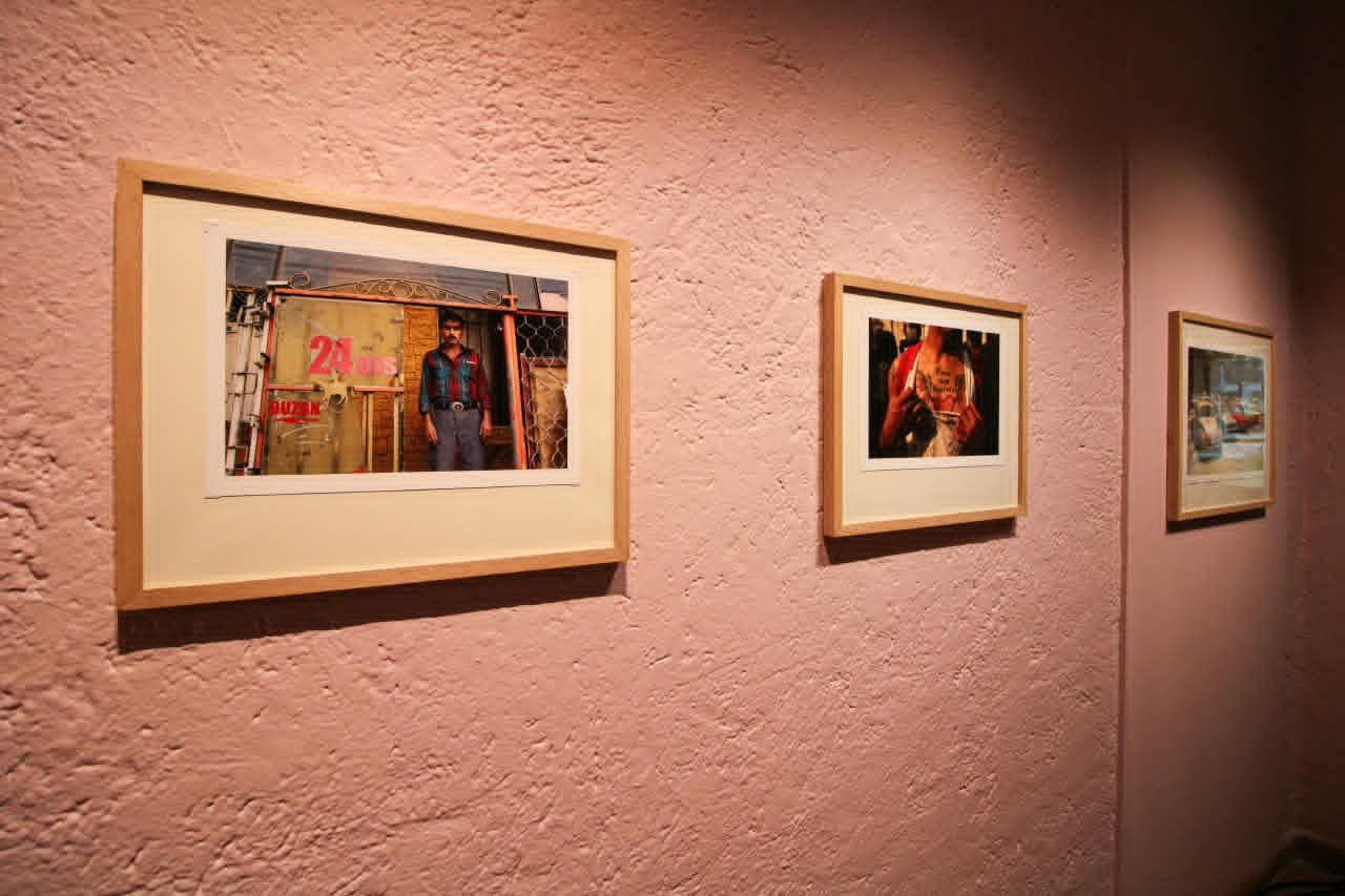 Realidad Infinita de Mark Powell en el Museo Archivo de la Fotografía con escenas urbanas de la Ciudad de México