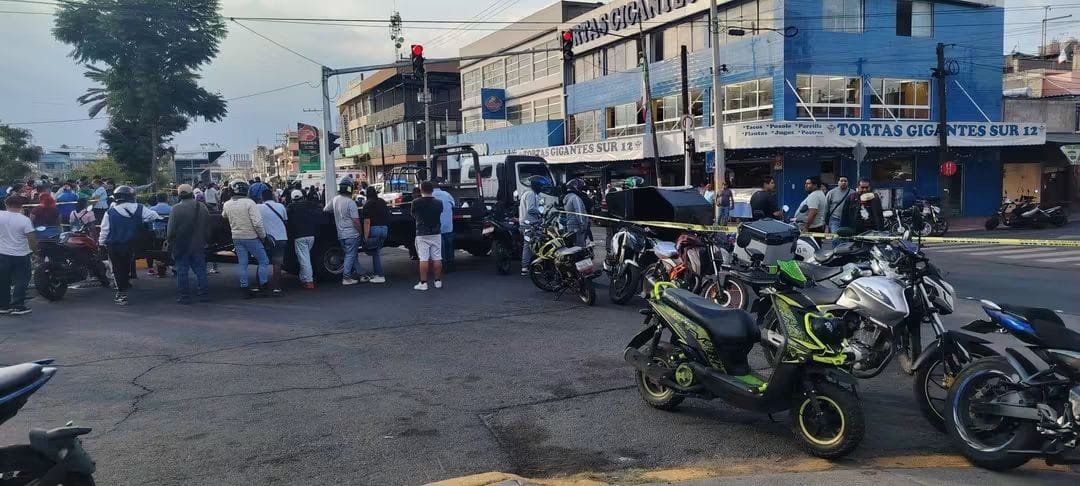 Accidente de motocicleta en Nezahualcóyotl con atención de servicios de emergencia tras choque vehicular
