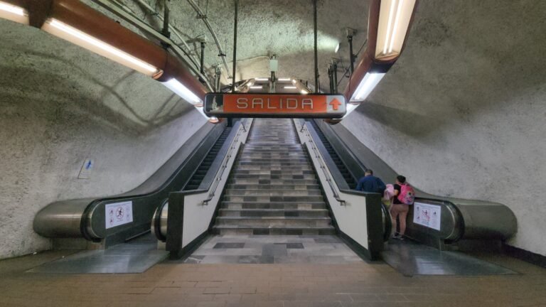 Escaleras eléctricas del Metro CDMX operando con medidas de seguridad para usuarios