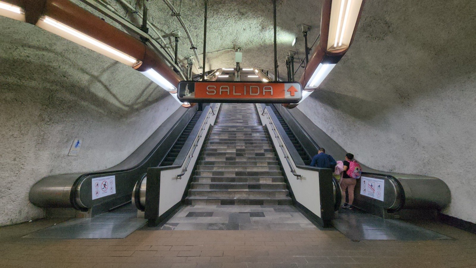 Escaleras eléctricas del Metro CDMX operando con medidas de seguridad para usuarios