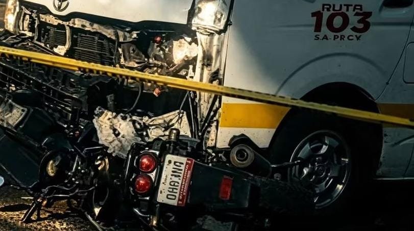 Accidente de motociclista en Nezahualcóyotl sobre avenida Adolfo López Mateos