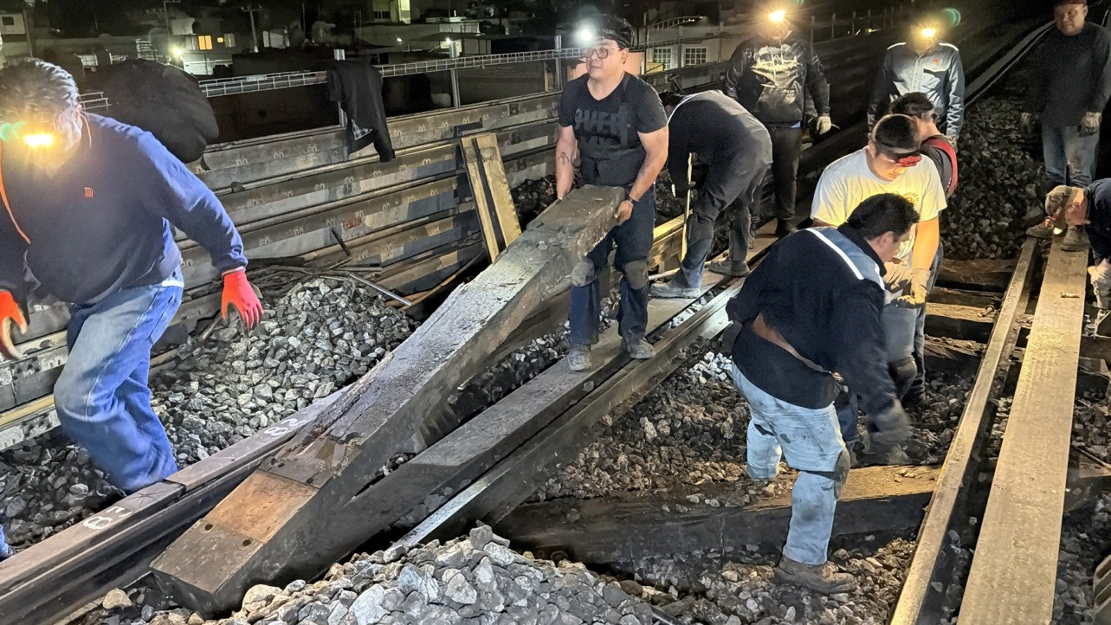 Línea 4 del Metro durante trabajos de sustitución de durmientes en Ciudad de México