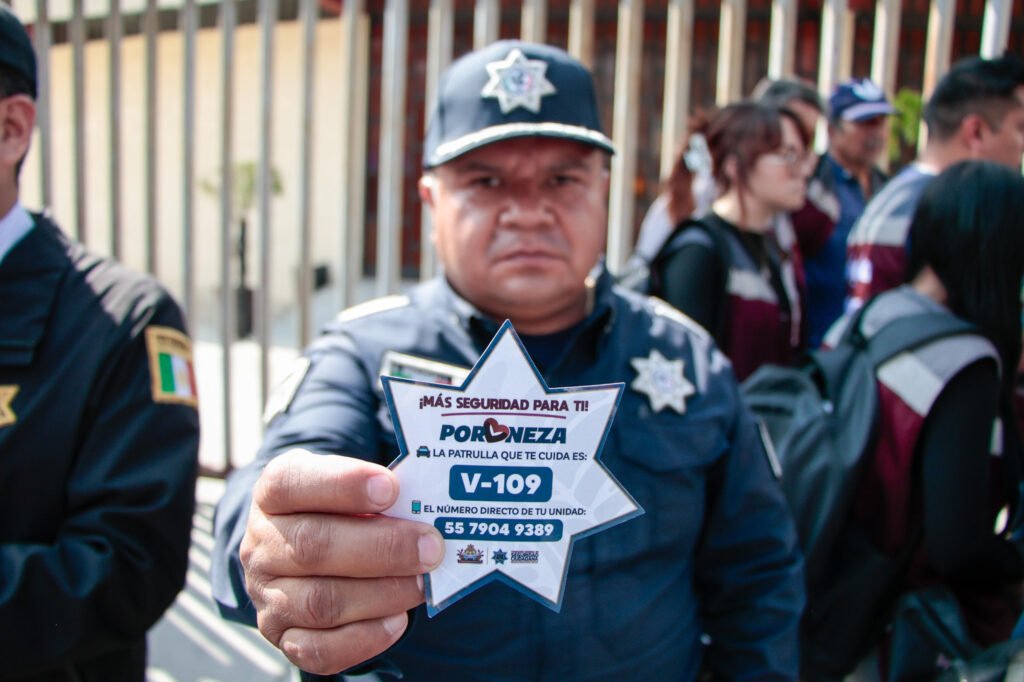 Policía Vecinal de Proximidad entrega números de emergencia en Nezahualcóyotl
