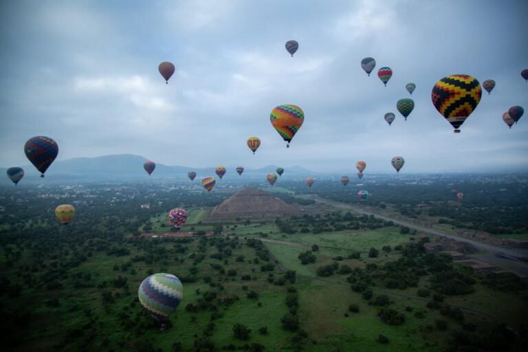 Turismo en Estado de México con visitantes en eventos culturales y destinos turísticos mexiquenses