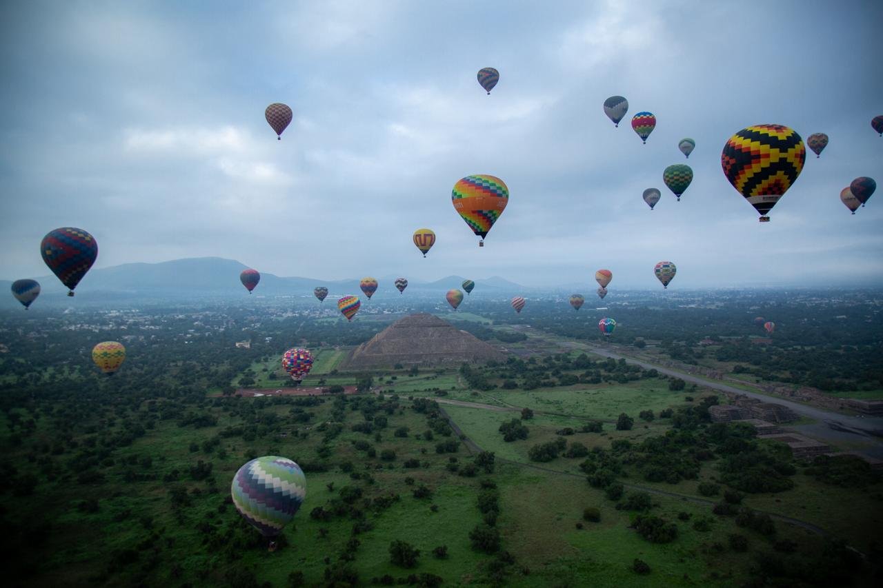 Turismo en Estado de México con visitantes en eventos culturales y destinos turísticos mexiquenses