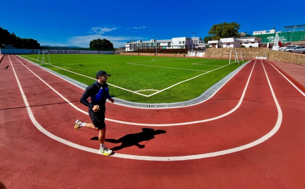 Unidad Deportiva Ixtapan de la Sal renovada con cancha sintética y trotapista moderna