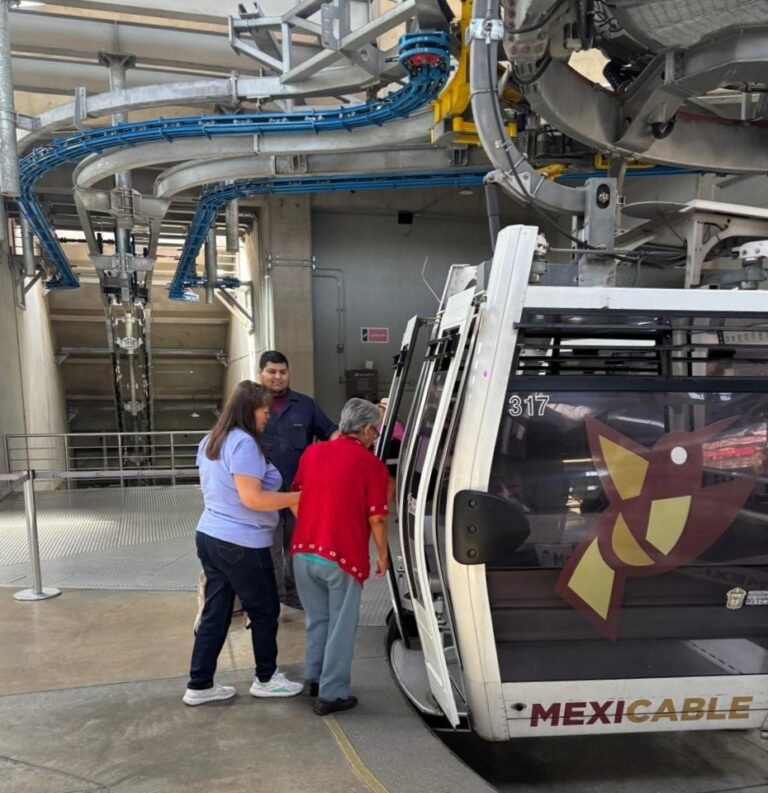 Usuarios abordando una unidad de Mexibús beneficiada por el programa de viajes gratuitos en el Estado de México.