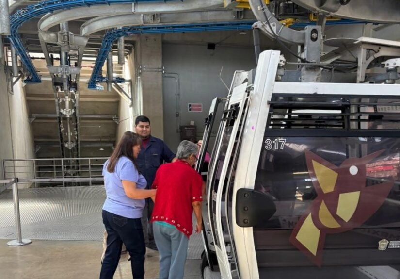 Usuarios abordando una unidad de Mexibús beneficiada por el programa de viajes gratuitos en el Estado de México.