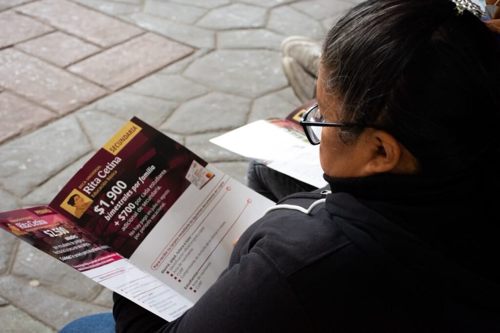 Beca Rita Cetina en Iztapalapa durante asamblea informativa para estudiantes de escuelas públicas