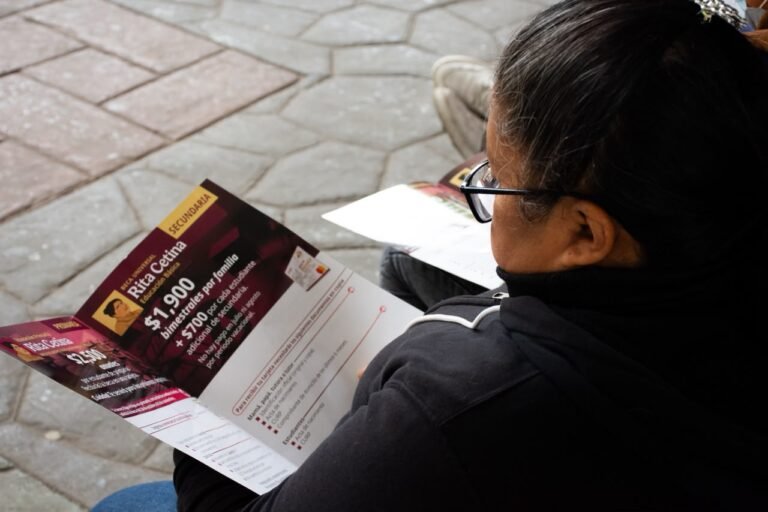 Beca Rita Cetina en Iztapalapa durante asamblea informativa para estudiantes de escuelas públicas