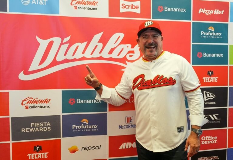 Benjamín Gil con Diablos Rojos durante su presentación como mánager para la temporada 2027